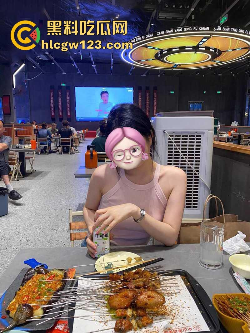 海角乱伦大神 39岁大屁股妈妈30岁堂姐 终于在堂姐醉酒状态 进入了堂姐的骚逼 但是过程堂姐醒了！-4