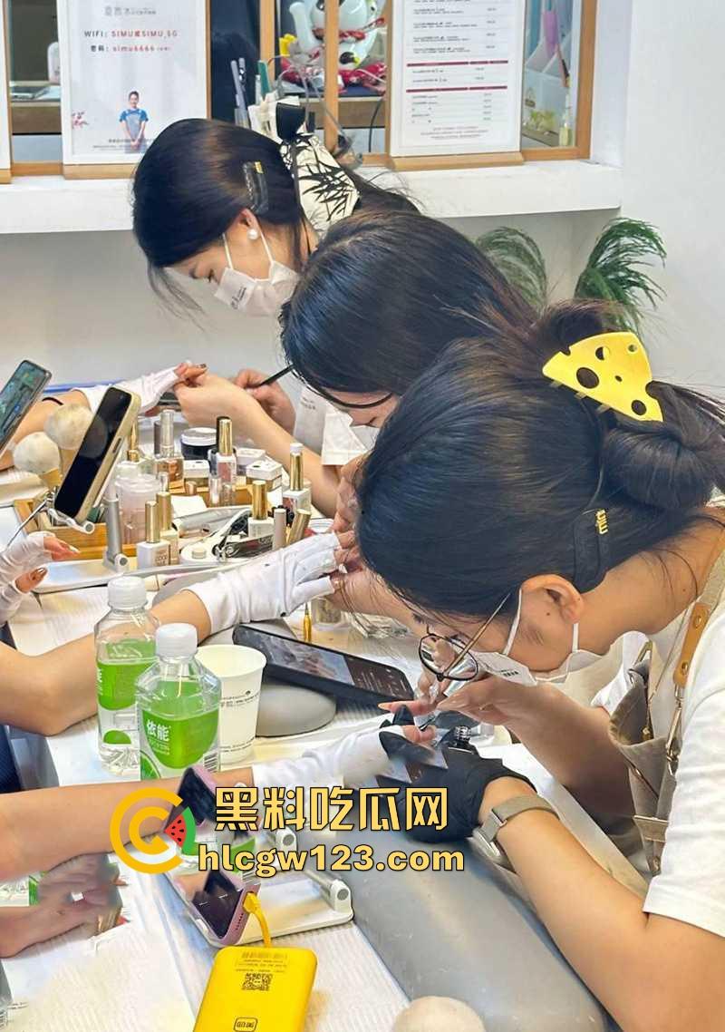 海角乱伦大神 39岁大屁股妈妈30岁堂姐 终于在堂姐醉酒状态 进入了堂姐的骚逼 但是过程堂姐醒了！-5