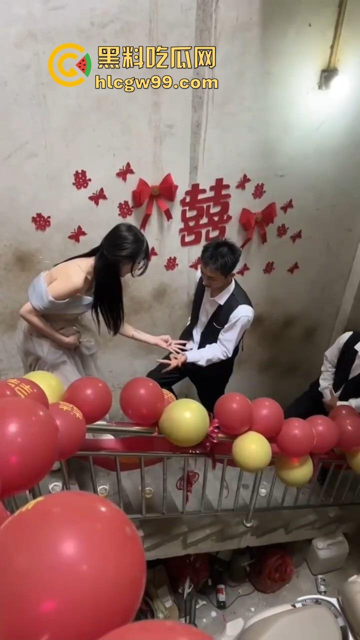 广西老表结婚，伴娘拦路奶子太犯规，伴郎不闯关就算了，光盯着人家胸看，感觉不错想再办一场？-1