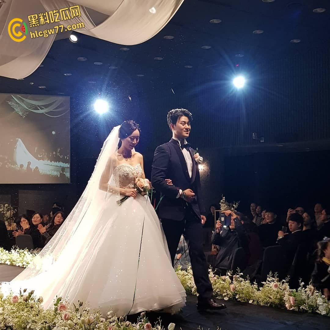 韩国风骚人妻露脸自拍，长腿反差尤物情趣诱惑，淫叫水多掀情欲巅峰！-1