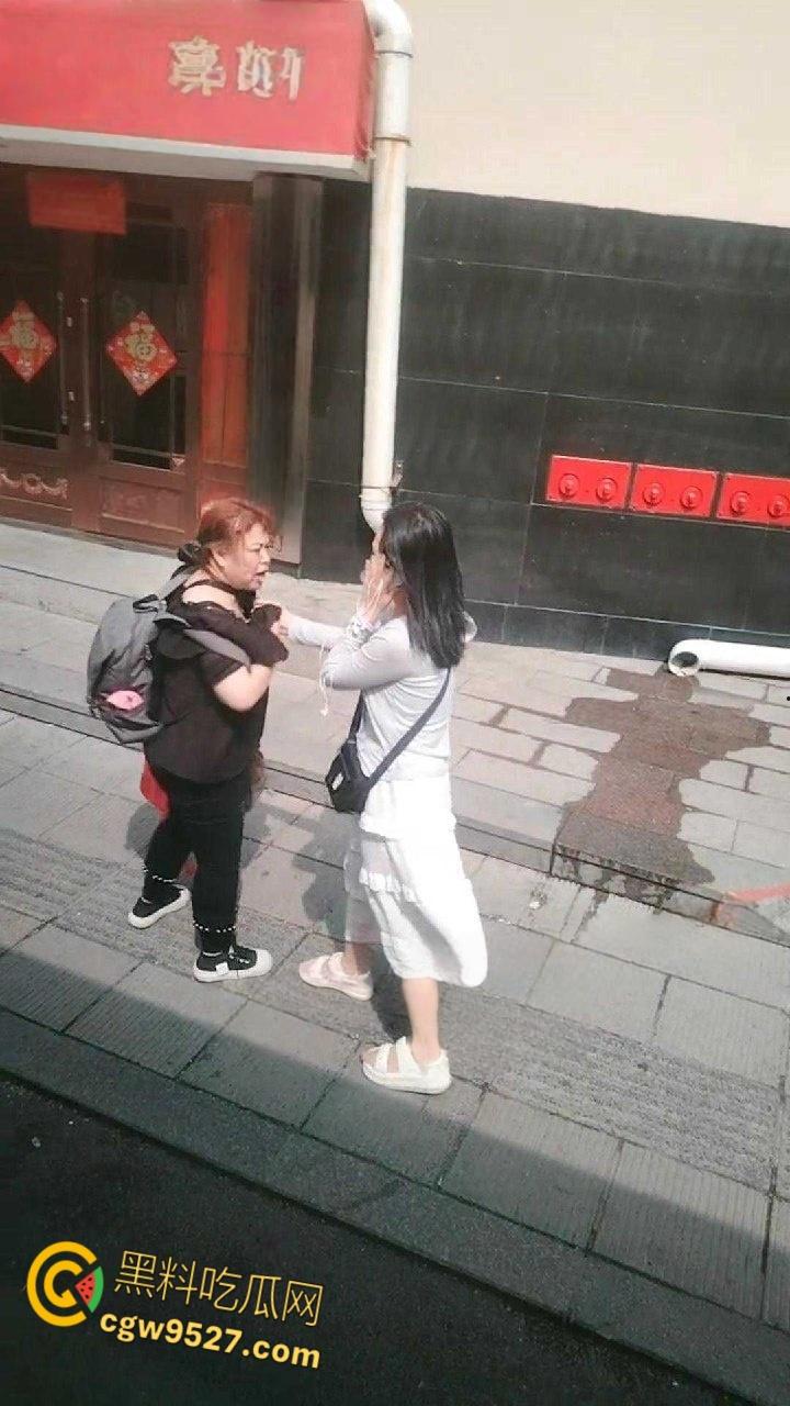 黑龙江鸡西一名女子想借网贷，做鼻子整容竟打自己老母，真白养了，群众直呼喂出个白眼狼！-4