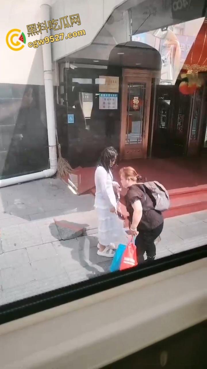 黑龙江鸡西一名女子想借网贷，做鼻子整容竟打自己老母，真白养了，群众直呼喂出个白眼狼！-5