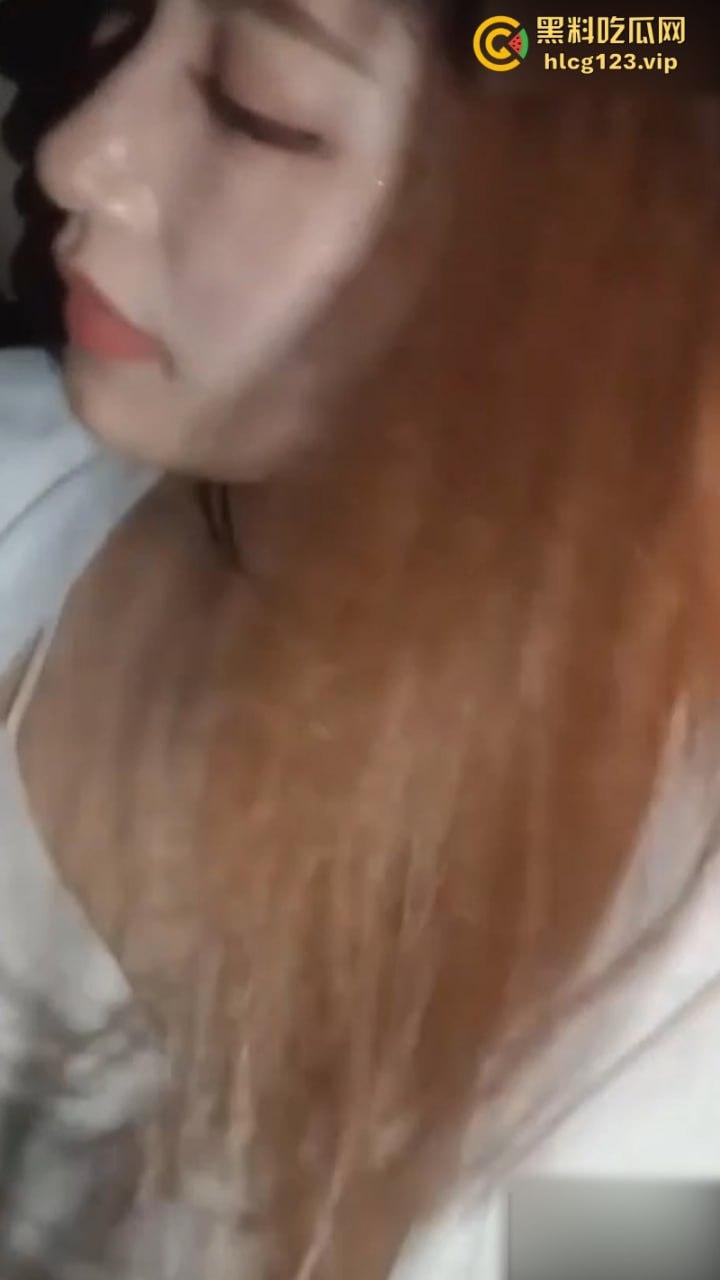 江苏银行威胁女职员车内发生关系 露脸炫耀视频被扒出  ps:认真吃鸡的女孩子最美-11