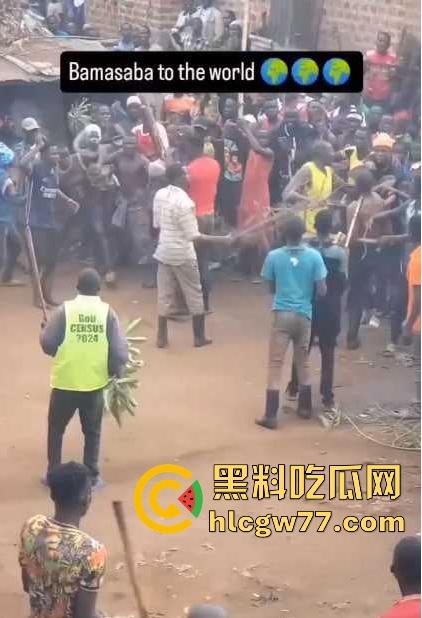 非洲部落割包皮 这也太生猛了吧 包皮一拉一刀下去直接割掉 这老哥全程面无表情！-1