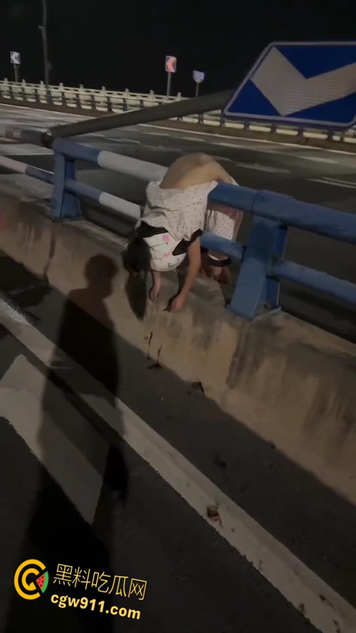 重庆江北机车张雪500，120码高速压弯失败，直接撞的到处乱飞，一个躺板板一个挂在杆子上，太惨了 。-9