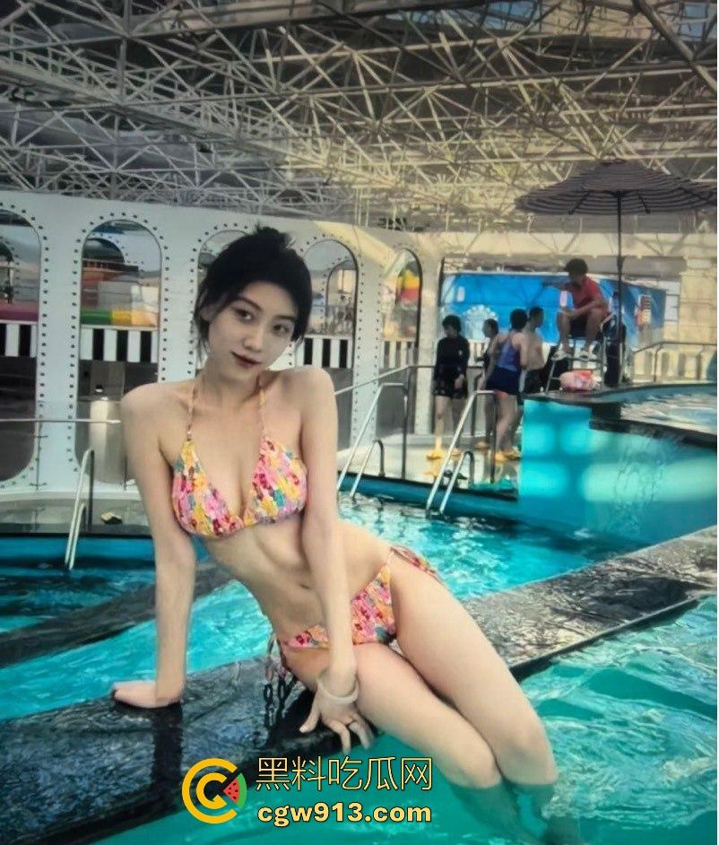 景德镇美术学院【郭慧沫】做爱视频泄密，蕾丝内裤包裹不住肥嫩的屁股，奶子呼之欲出，口爆后入各种姿势玩不停！-1