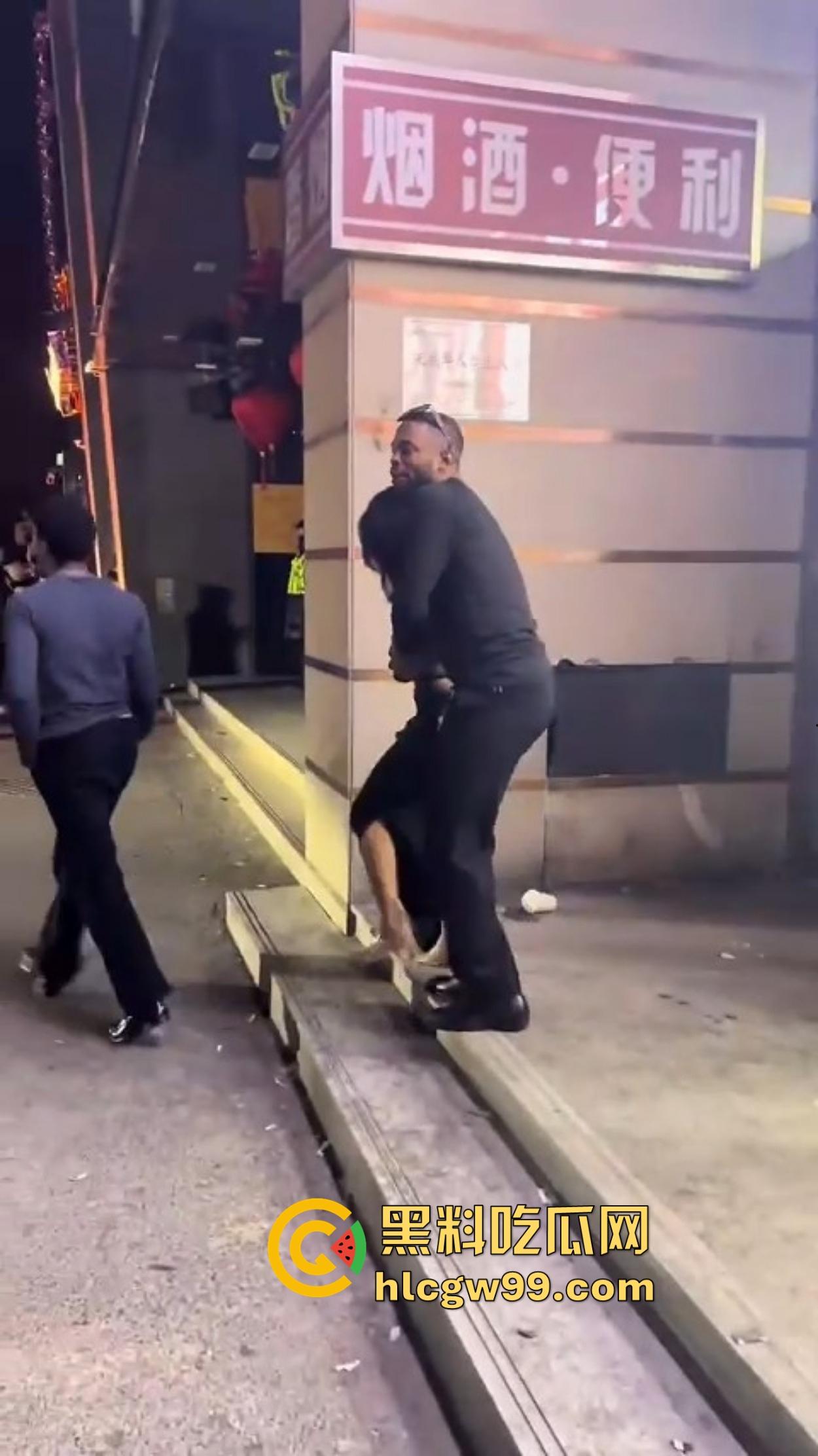 肤色不是问题，酒吧ezgirl女孩最爱吃巧克力鸡巴，巴西牛排逼免费送操，还能无套一发到底！-3