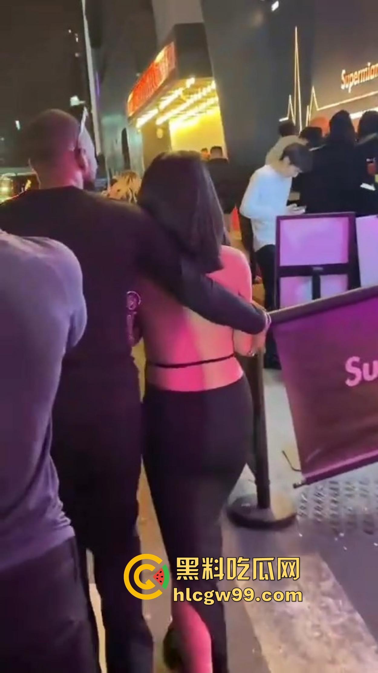 肤色不是问题，酒吧ezgirl女孩最爱吃巧克力鸡巴，巴西牛排逼免费送操，还能无套一发到底！-5