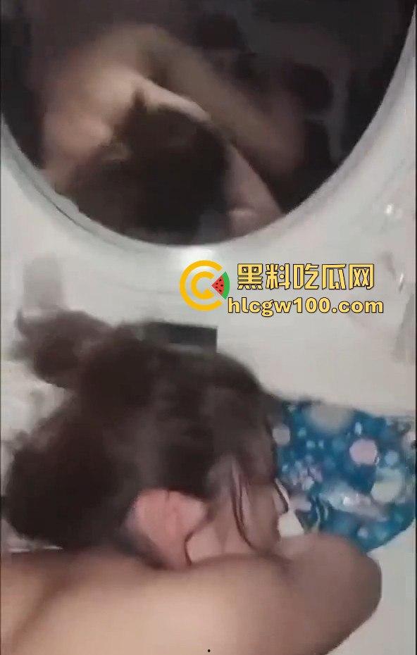 兰州大学反差母狗【李妍柔】调教视频曝光，调教成了吃鸡好手 鸡巴套子，内容劲爆！！-13