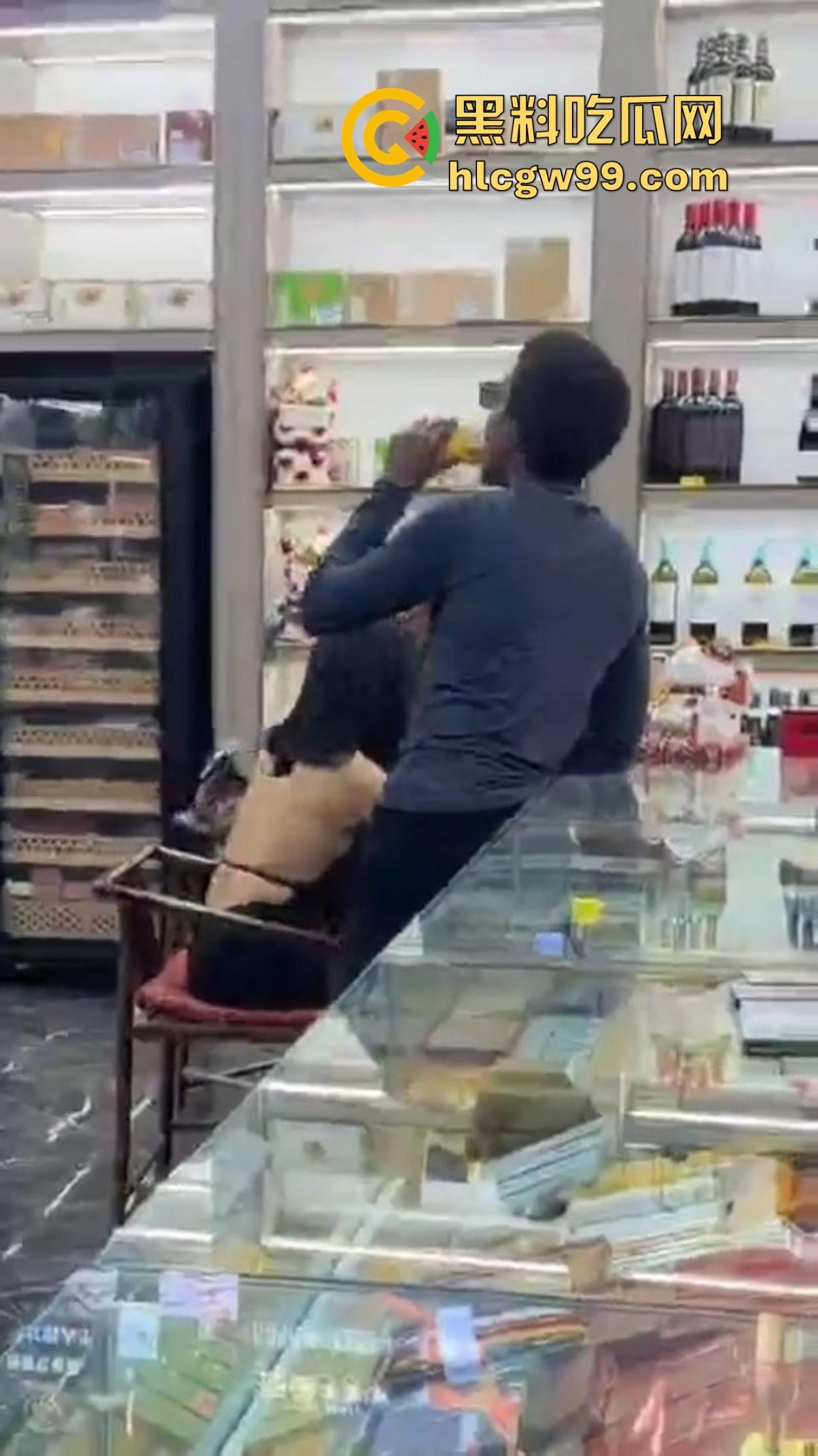 肤色不是问题，酒吧ezgirl女孩最爱吃巧克力鸡巴，巴西牛排逼免费送操，还能无套一发到底！-7