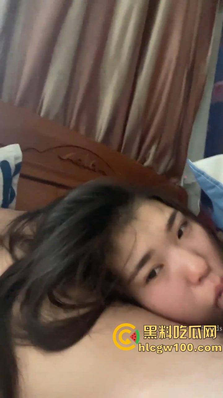 兰州大学反差母狗【李妍柔】调教视频曝光，调教成了吃鸡好手 鸡巴套子，内容劲爆！！-19