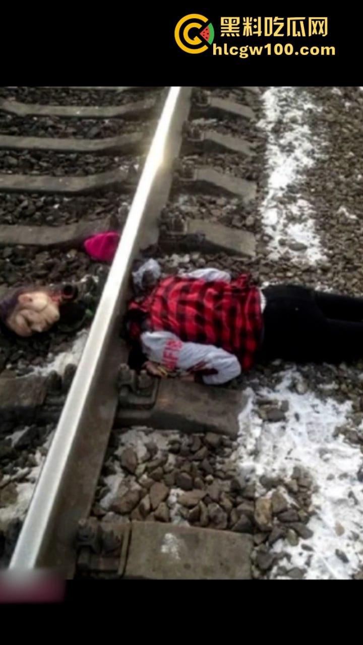 恐怖慎点！花季少女集本献祭 跳楼卧轨头身分离各种血腥自杀场面-11