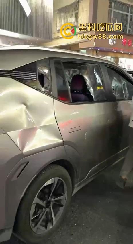 汕头老登骑电动车逆行还理直气壮？不给让行直接上去砸车，爷的社会规则就是这么横！-6