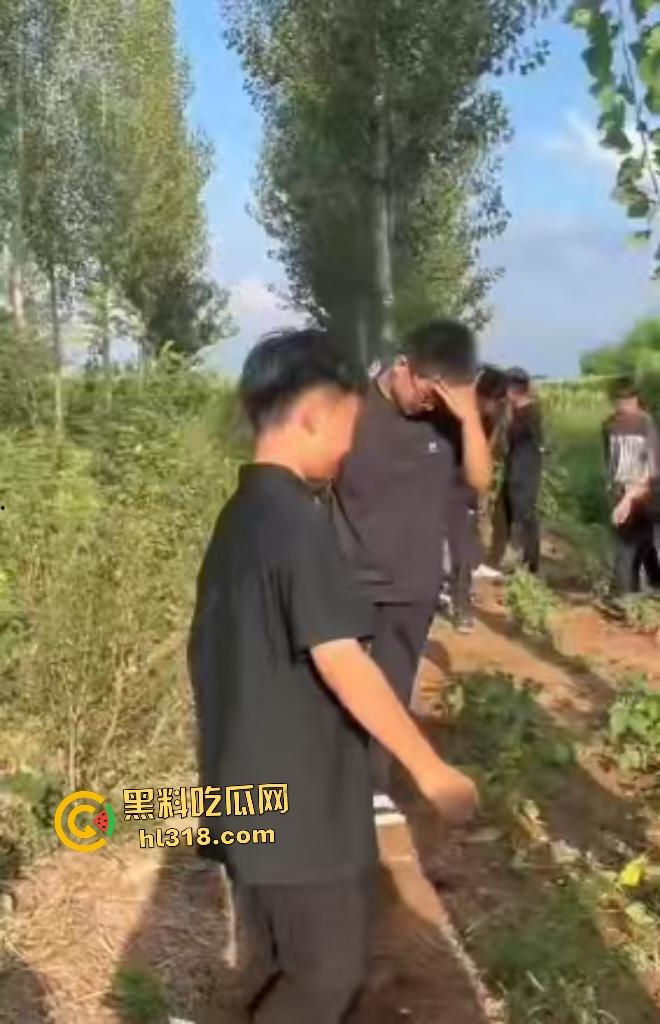 河北邢台精神小伙们因男生考试不给抄答案直接拉到树林旁暴揍，一旁拍照女生还说好帅啊！-6