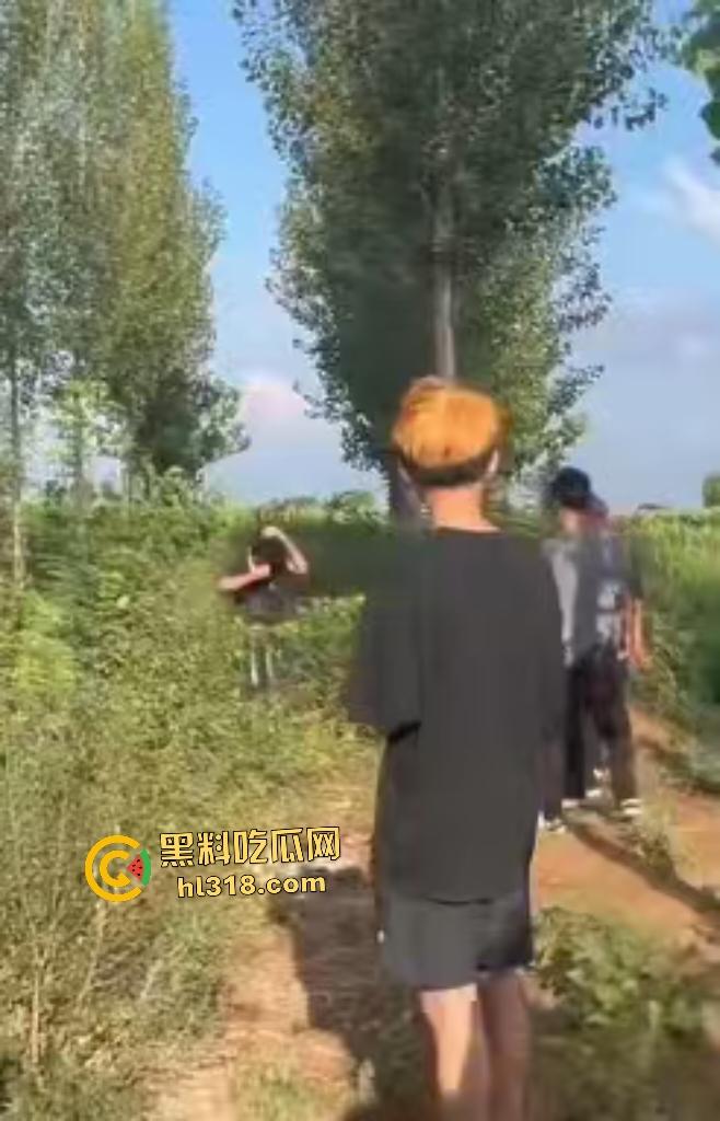 河北邢台精神小伙们因男生考试不给抄答案直接拉到树林旁暴揍，一旁拍照女生还说好帅啊！-7