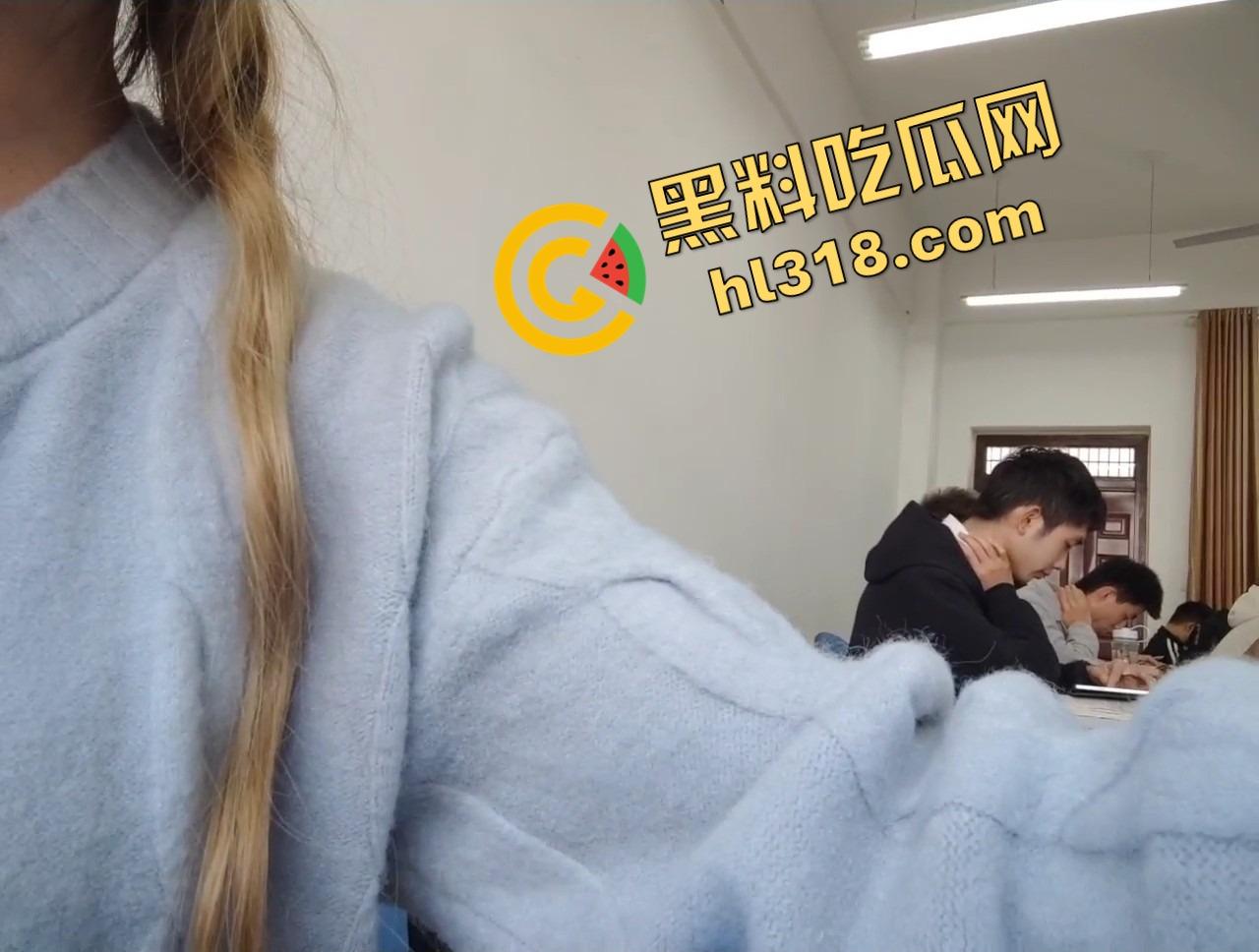 大学生课堂露出，调教到位随时配合，春夏秋冬课上全程听话，露奶露逼随你来，教室啪啪都不是事！-6