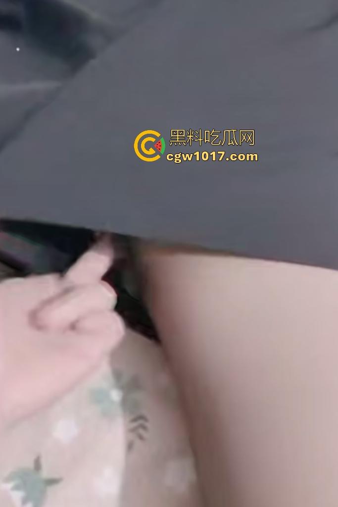 海角极品后妈主动找儿子，老爸隔壁酒醉打呼噜，后妈穿黑丝潜入儿子房主动足交，太久没射的儿子内射拔出还在喷！-5