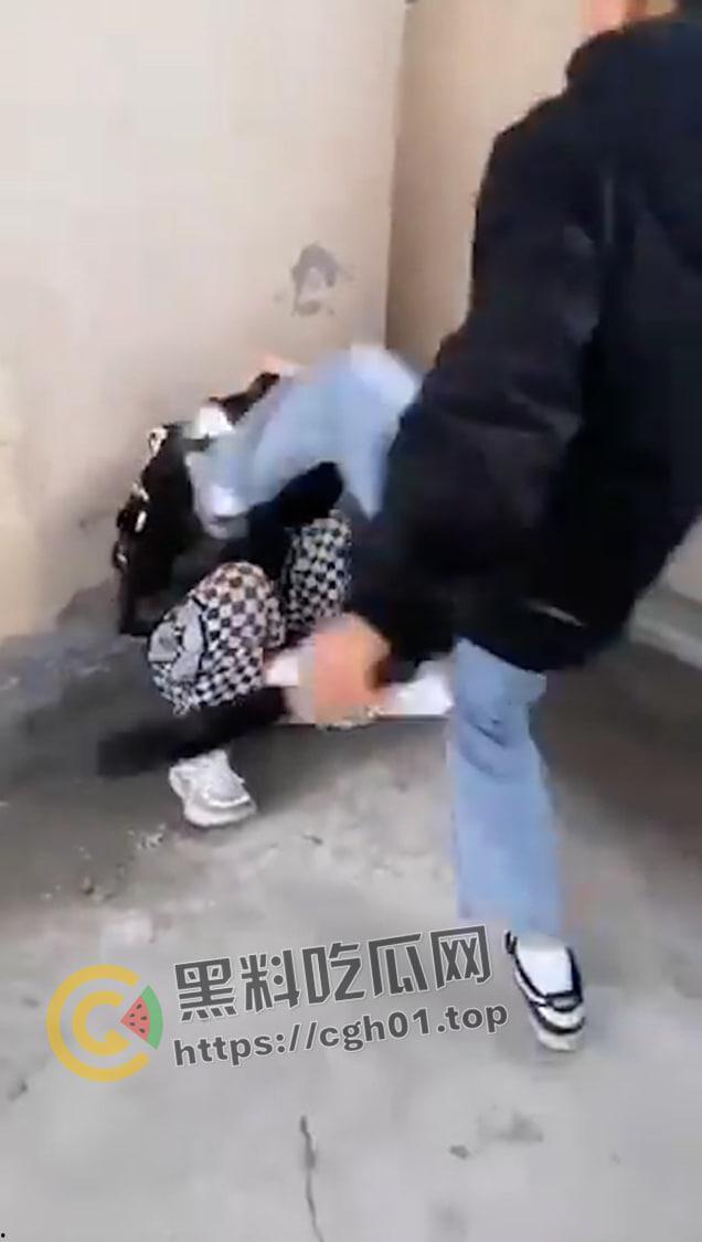 霸凌合集！楚楚动人的清纯小美女被打哭 飞踢 啤酒灌逼 颜值最高的一集 （十五）-8