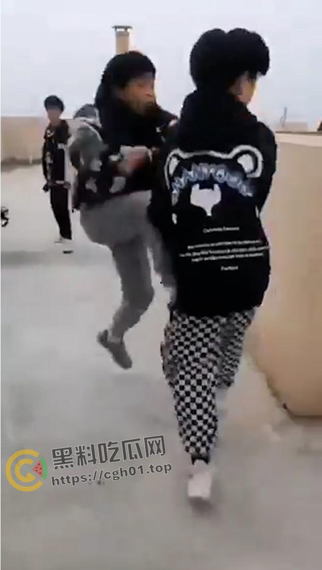 霸凌合集！楚楚动人的清纯小美女被打哭 飞踢 啤酒灌逼 颜值最高的一集 （十五）-9