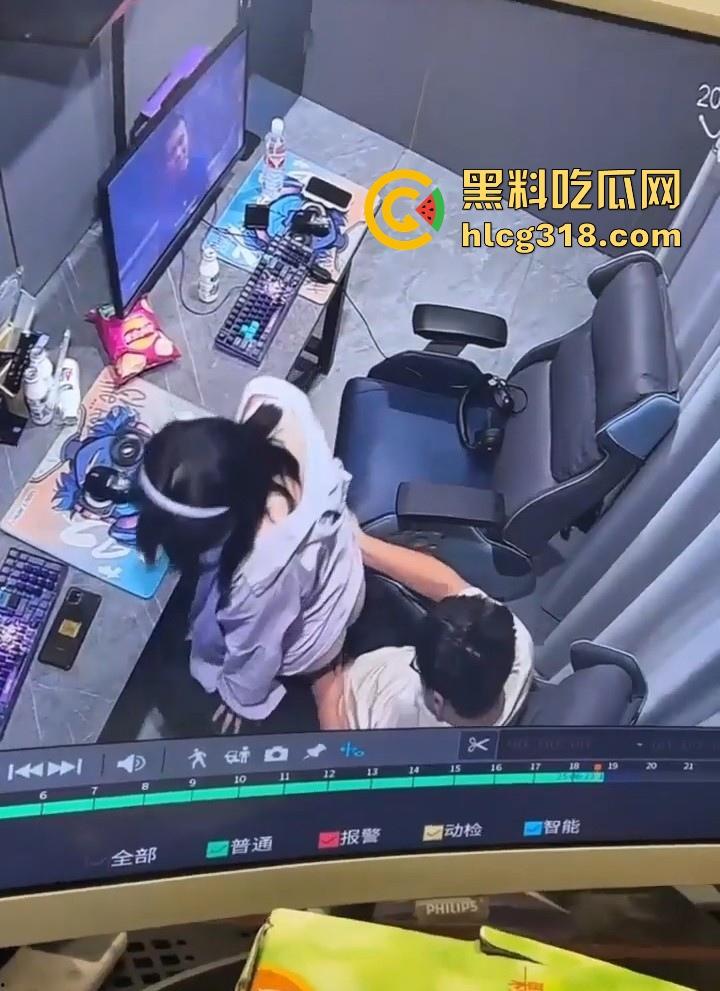 GO学长网吧包间大战微胖瓦学妹！放纵肉欲上位坐屌，粉嫩乳头清晰可见，瓦学弟们好好学学！-3