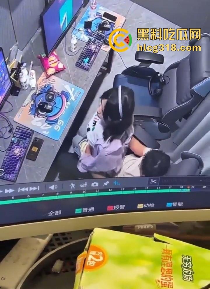 GO学长网吧包间大战微胖瓦学妹！放纵肉欲上位坐屌，粉嫩乳头清晰可见，瓦学弟们好好学学！-6