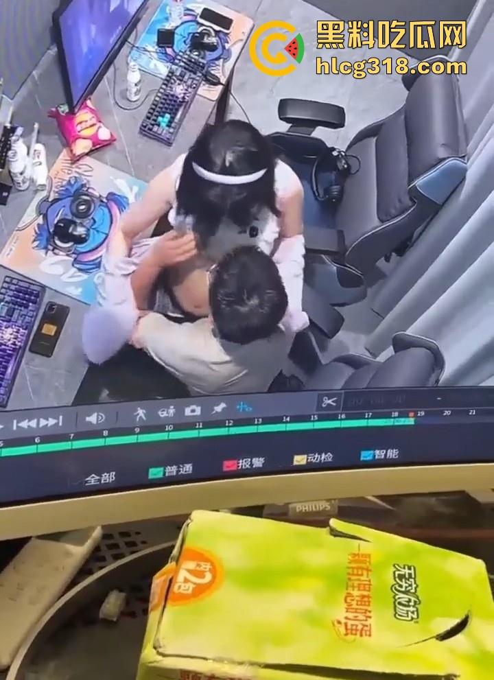 GO学长网吧包间大战微胖瓦学妹！放纵肉欲上位坐屌，粉嫩乳头清晰可见，瓦学弟们好好学学！-7