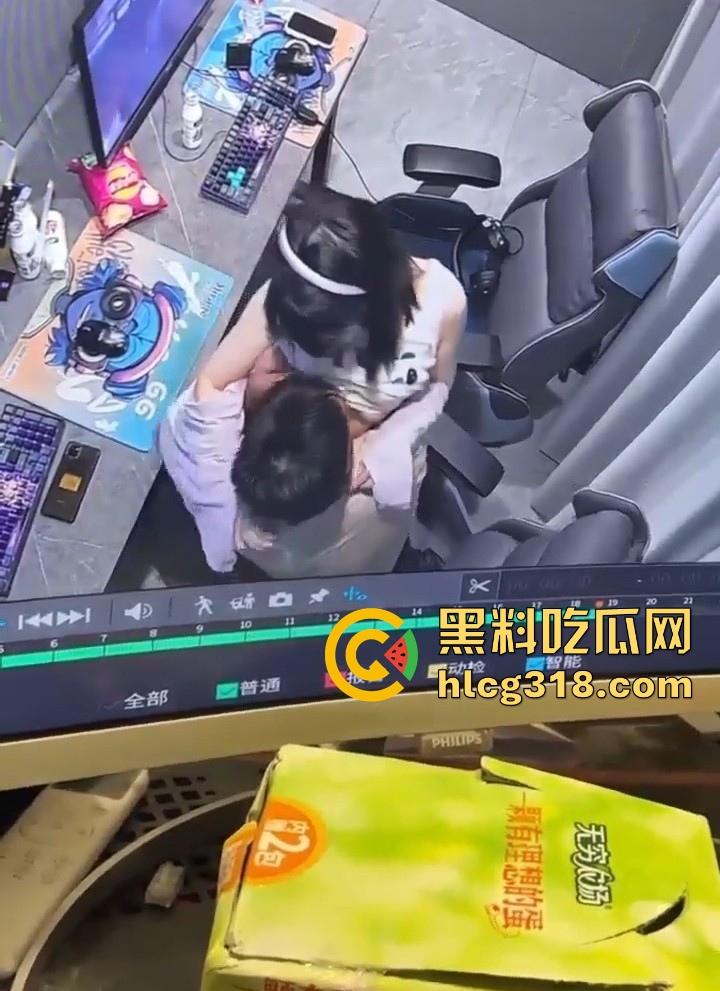 GO学长网吧包间大战微胖瓦学妹！放纵肉欲上位坐屌，粉嫩乳头清晰可见，瓦学弟们好好学学！-8