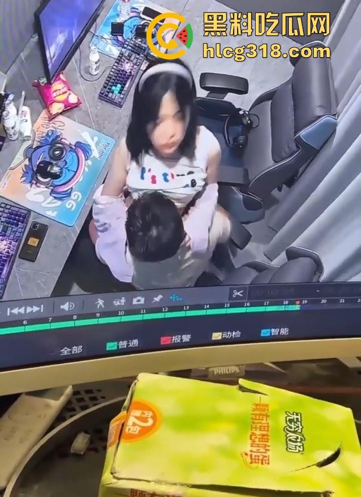 GO学长网吧包间大战微胖瓦学妹！放纵肉欲上位坐屌，粉嫩乳头清晰可见，瓦学弟们好好学学！-9