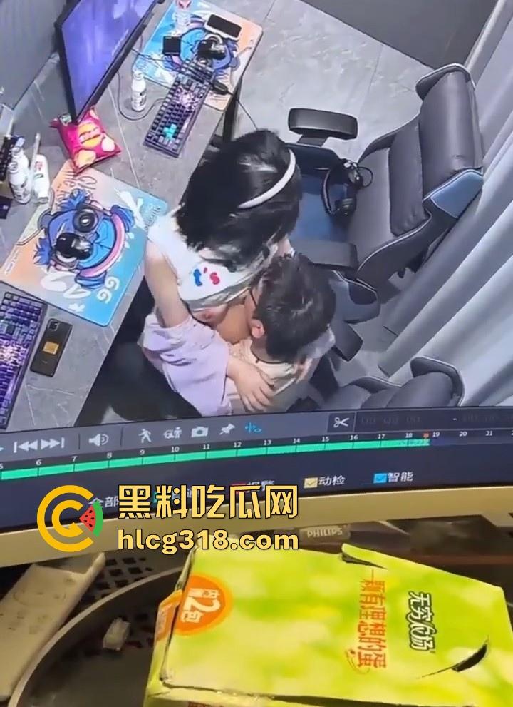 GO学长网吧包间大战微胖瓦学妹！放纵肉欲上位坐屌，粉嫩乳头清晰可见，瓦学弟们好好学学！-10