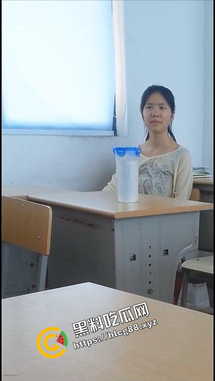 内蒙古职高饥渴小情侣，放学了趁着教室没人偷偷打一炮，全程记录激情性爱10分钟结束！-5