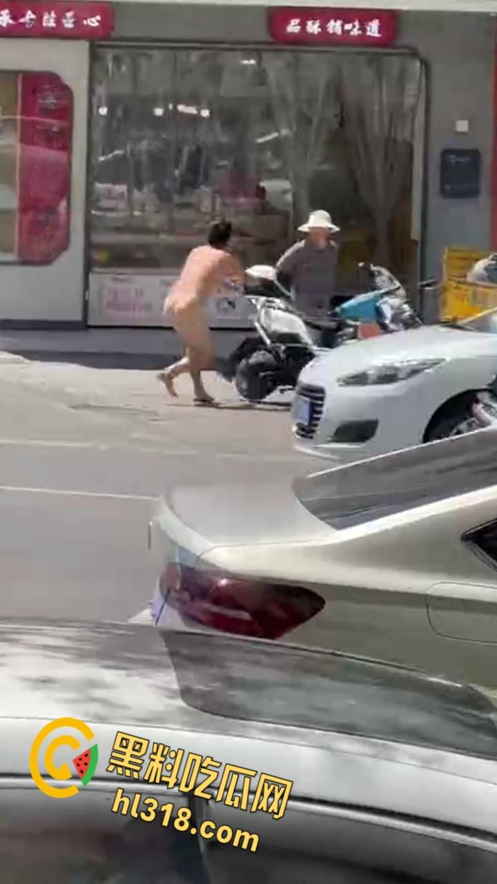 这年头真啥人都有,江西鹰潭惊现裸奔男,光腚推大妈摩托,吓得阿姨尖叫逃窜,还全裸探店吓傻街边店铺!-2