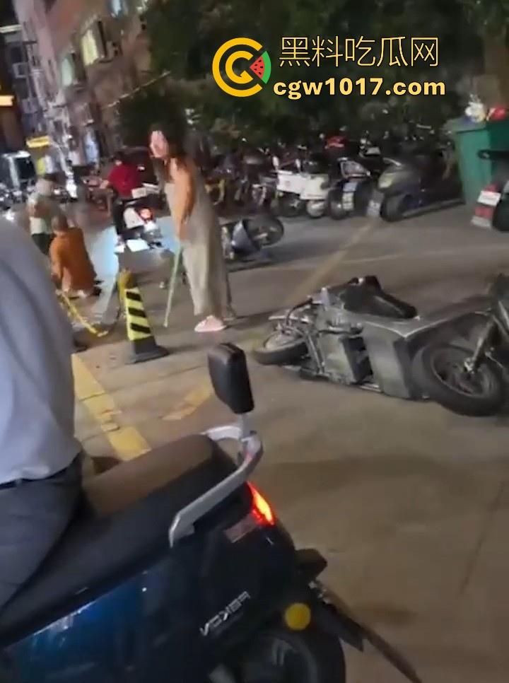 出轨女被捉奸在床，原配当街残忍暴打情夫，还想断掉情夫命根，这骚逼还一直护着，感觉这时候都缩起来了！-2