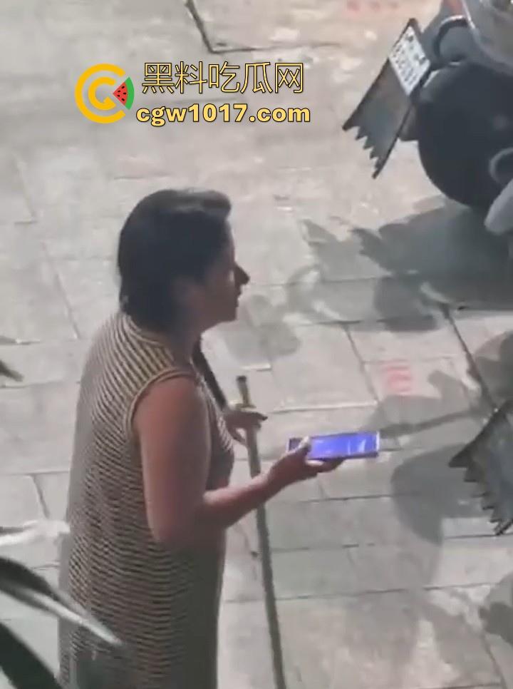 出轨女被捉奸在床，原配当街残忍暴打情夫，还想断掉情夫命根，这骚逼还一直护着，感觉这时候都缩起来了！-9