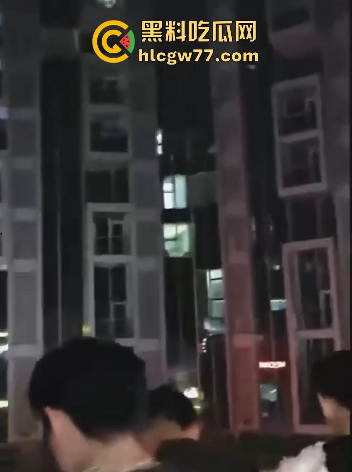 日照安泰国际广场大瓜！情侣做爱不拉窗帘被上千人围观 事后有吃瓜群众直接敲门提醒 现场视频火爆抖音！-2