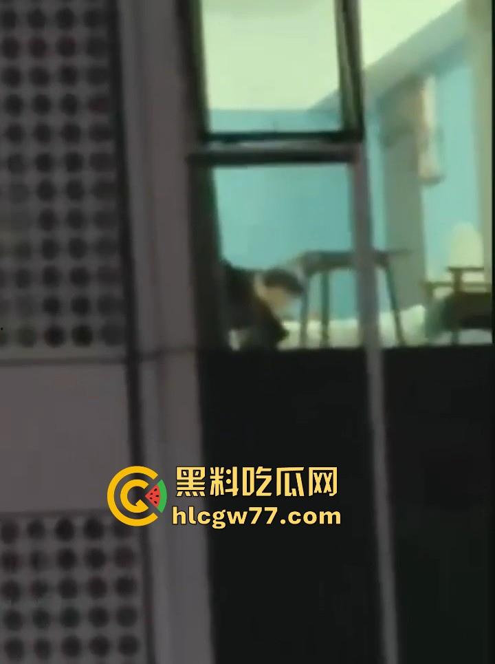 日照安泰国际广场大瓜！情侣做爱不拉窗帘被上千人围观 事后有吃瓜群众直接敲门提醒 现场视频火爆抖音！-4