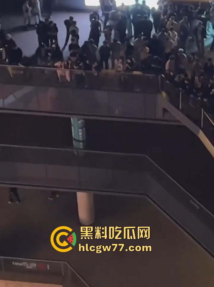 日照安泰国际广场大瓜！情侣做爱不拉窗帘被上千人围观 事后有吃瓜群众直接敲门提醒 现场视频火爆抖音！-9