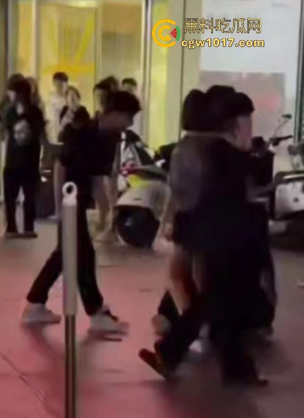 11月1日陕西西安精神小妹撞人骂街不道歉，遭精神小伙围殴踢肚狂飙，闺蜜龟缩不敢拦架，这内脏都要出血了吧！-1