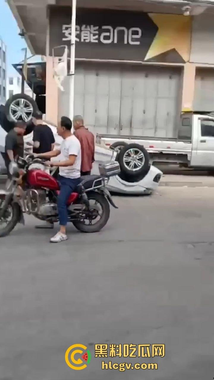 潮州电动小鹏撞上百万奥迪 竟把奥迪撞翻两周 这把小鹏赢了-2