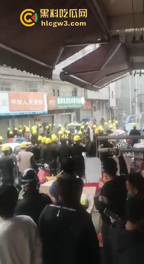 广西钟山县凤翔镇两村爆发大规模械斗。村民头戴安全帽手持钢管互殴，砖块漫天飞舞，场面堪比战场！-1