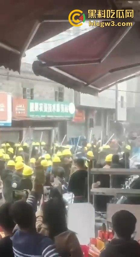 广西钟山县凤翔镇两村爆发大规模械斗。村民头戴安全帽手持钢管互殴，砖块漫天飞舞，场面堪比战场！-4