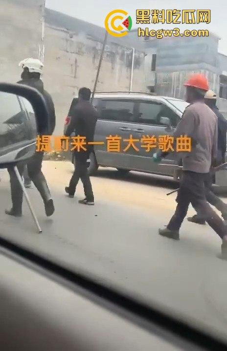 广西钟山县凤翔镇两村爆发大规模械斗。村民头戴安全帽手持钢管互殴，砖块漫天飞舞，场面堪比战场！-9