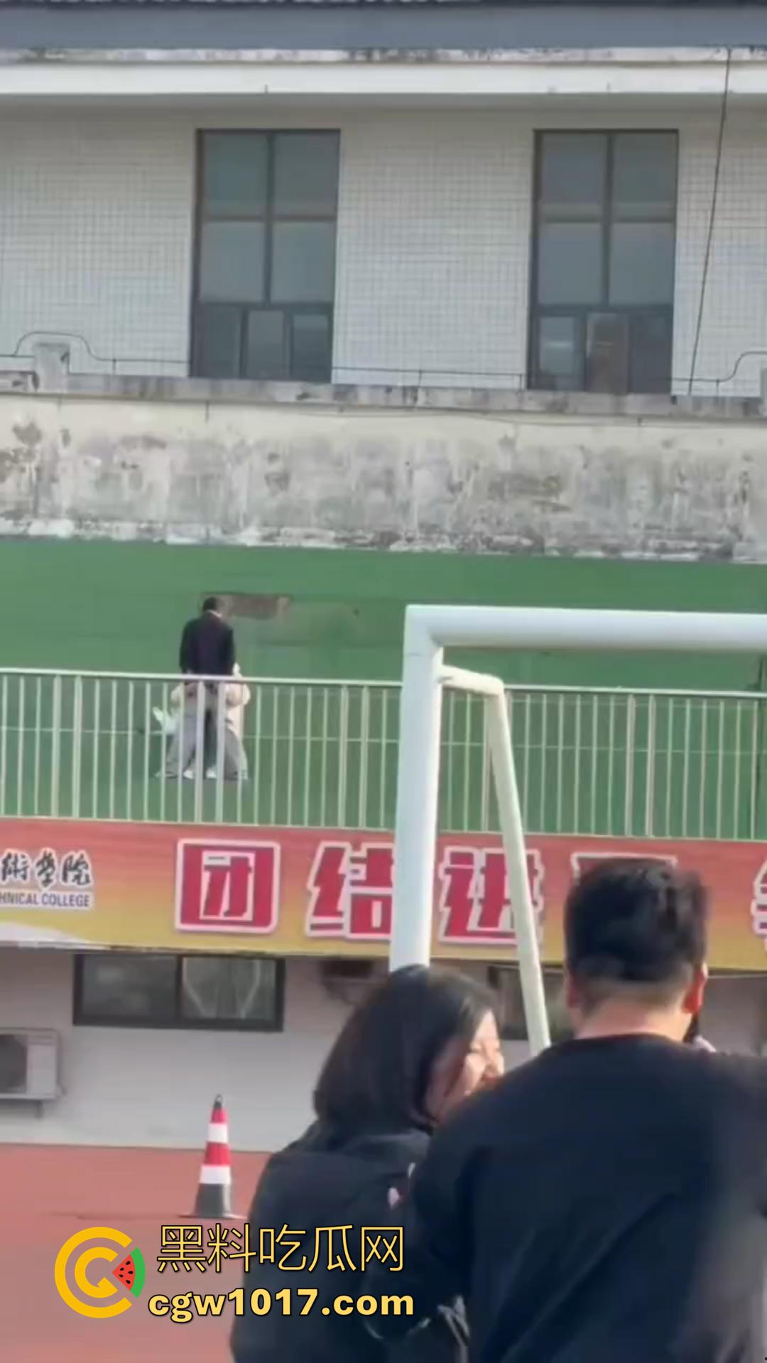 信阳职院操场上演活春宫！女友在操场观众席当众跪舔 脱衣揉胸，被数百手机围拍也熟视无睹！-3