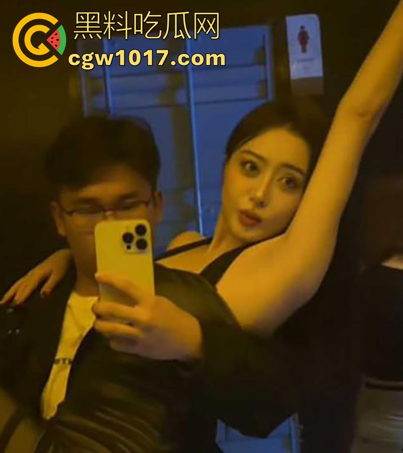 抖音百万粉富二代网红【深圳湾小乐】，和火辣女神【DJjumi小鲸鱼】，口交性爱视频被流出，果然穷人女神富人母狗啊！-3