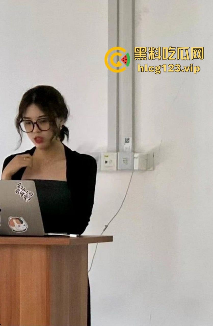 搭讪大神搞定复旦女博士!外表端庄,见到大鸡巴直接含嘴里,酒店里浪叫不停!-6