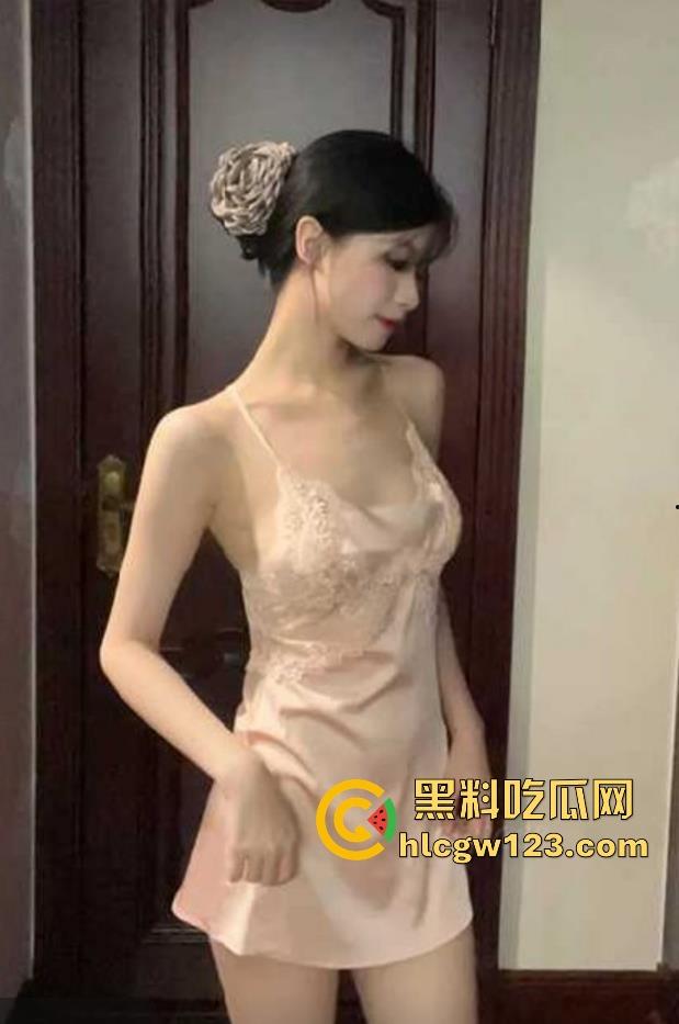 海角乱伦大神 和小嫂子的春天 又出新作！骚货戴肛塞被操双洞齐开 舔屌乳交花式榨精！-3