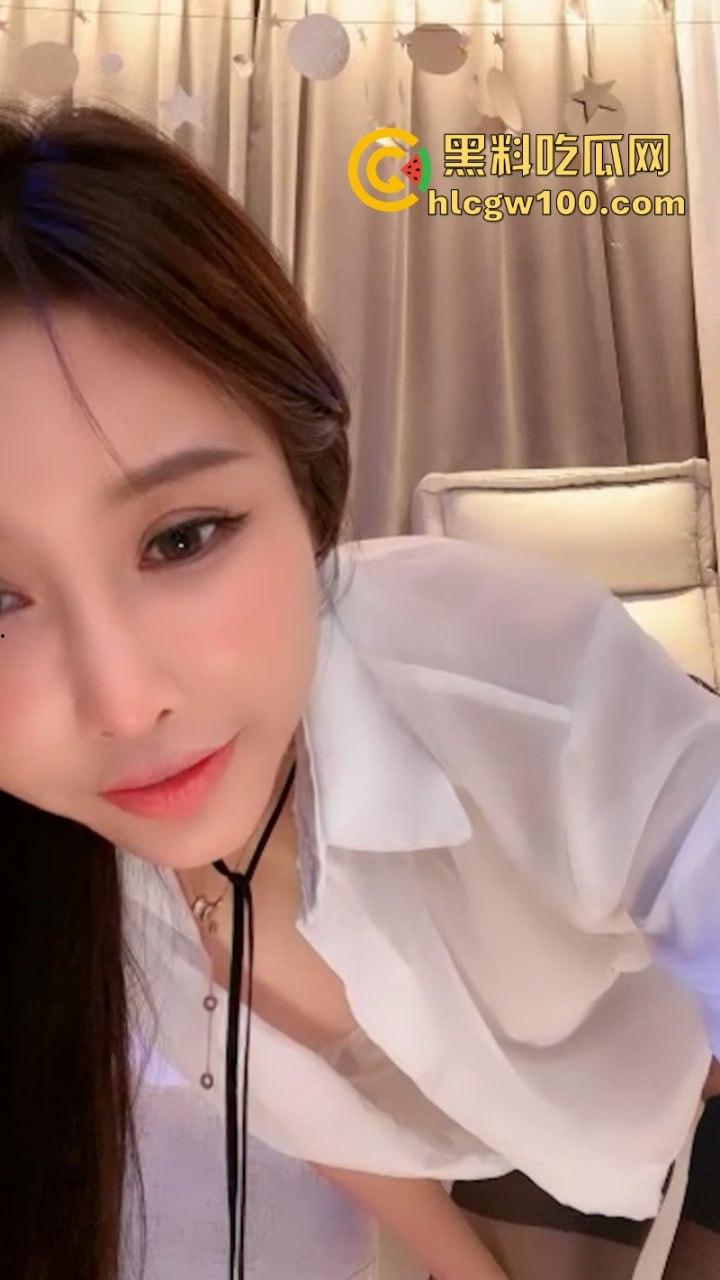 极品身材女神【云小禾】高颜值白虎肥臀反差婊 道具自慰逼脸同框 直播收费房大秀 表情骚到没边-1