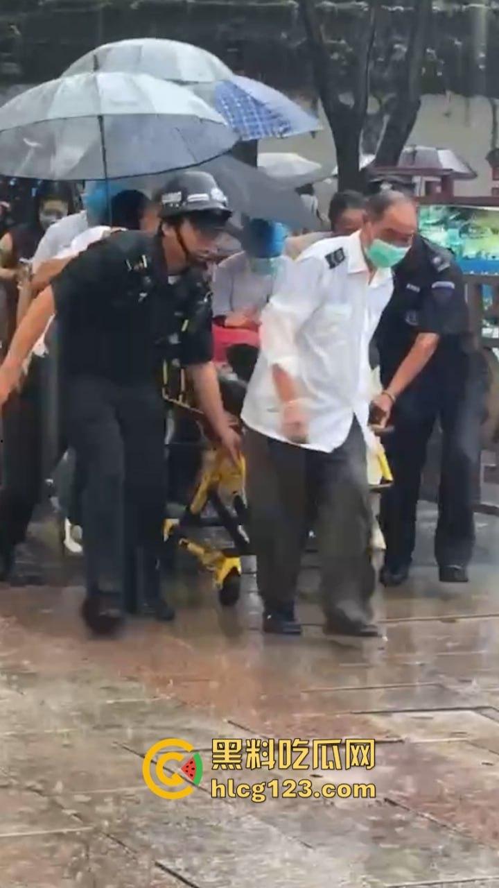 当街放血！姑苏花季学妹小红书约拍六旬老头 因不满出片效果遭对方水果刀伺候 当场昏迷-1