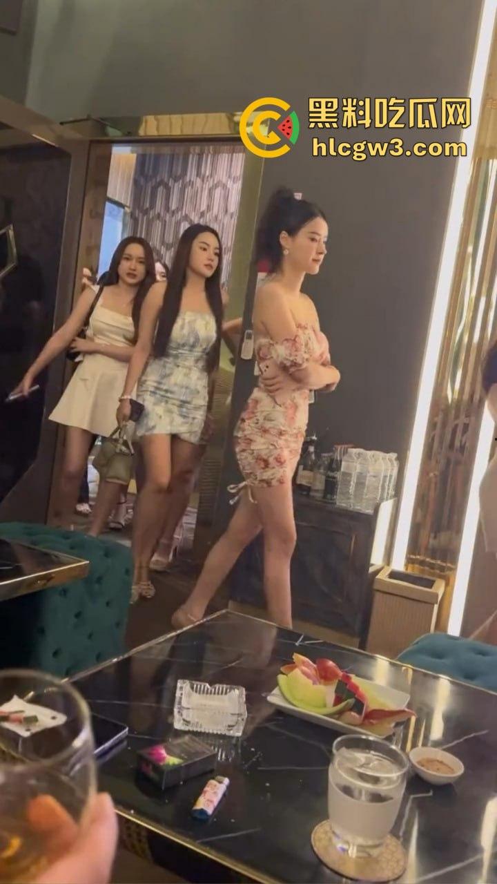 土方老板的年底选妃大会，工程款一结小曲一响，百位爱妃齐B短裙排队上场，各个身材火辣骚浪到极致！-1