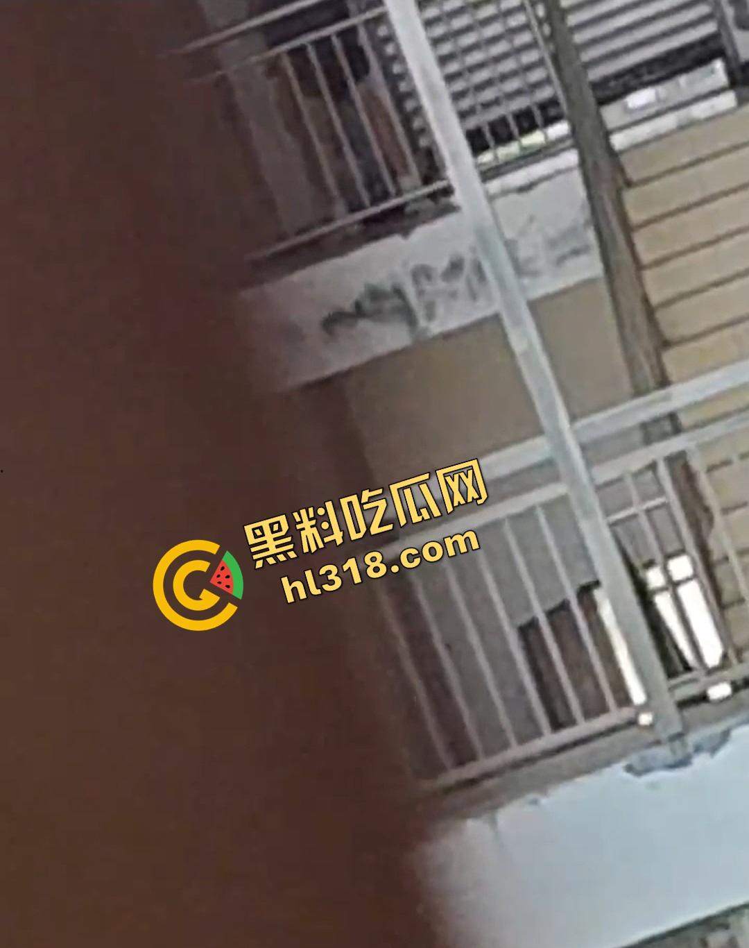 四川仁寿二职中学楼梯活春宫曝光，学生下课十分钟都憋不住，教学楼角落让女友当场口交，光天化日就敢玩！-2