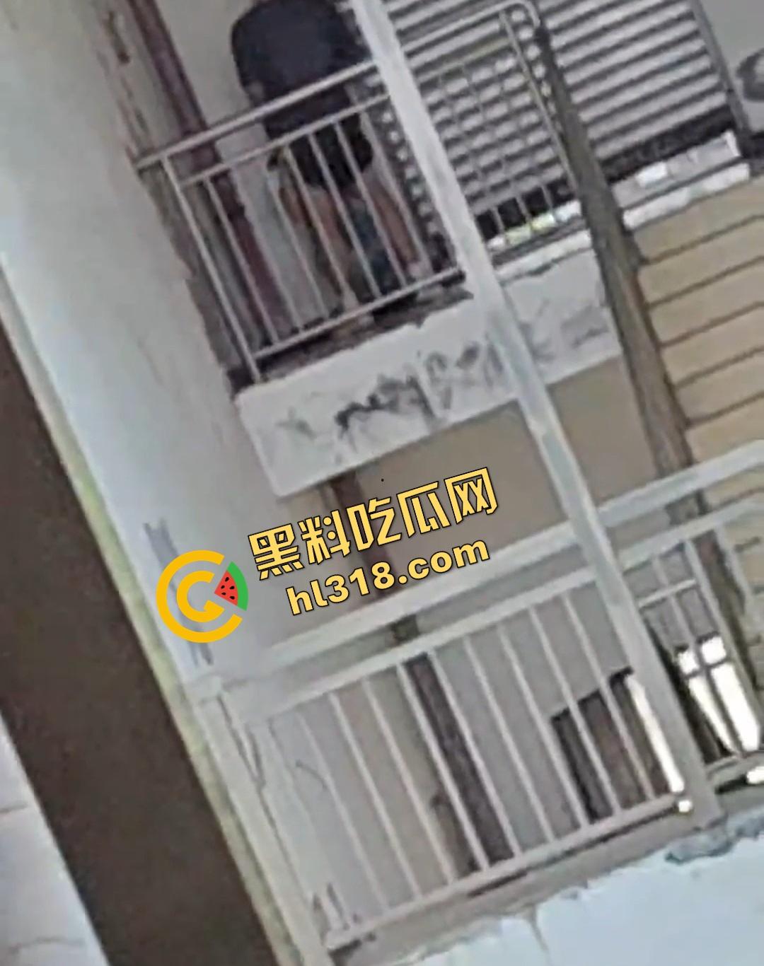 四川仁寿二职中学楼梯活春宫曝光，学生下课十分钟都憋不住，教学楼角落让女友当场口交，光天化日就敢玩！-4